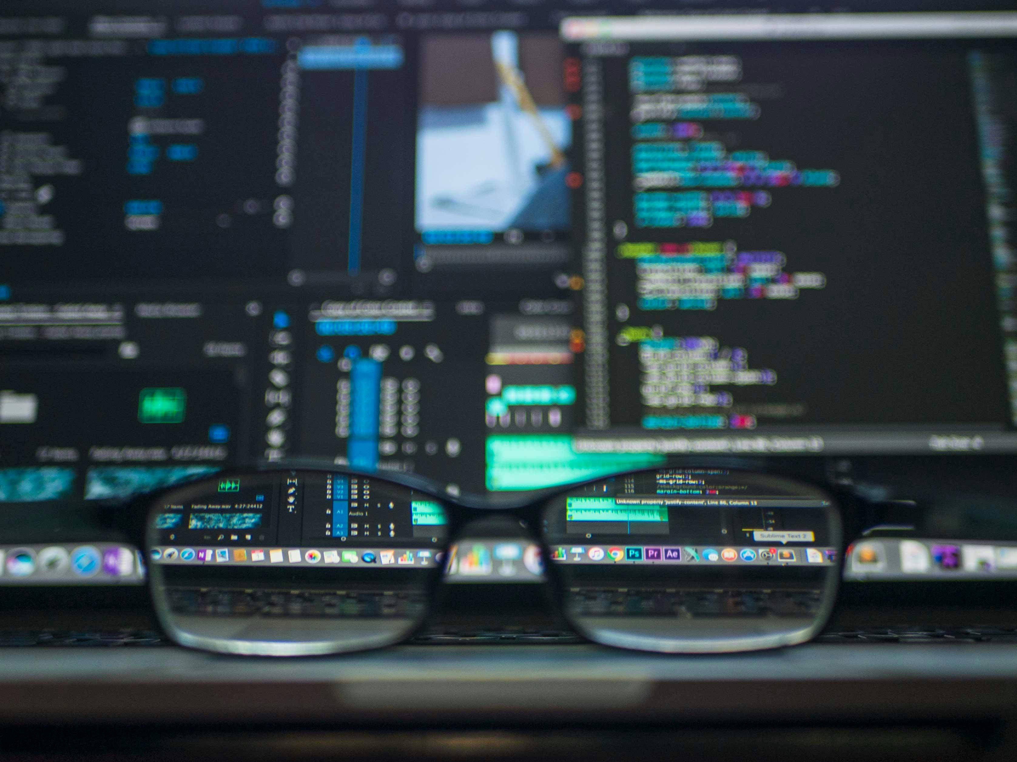 adztech nos prestations, photo d'un ordinateur portable avec du code informatique affiché sur l'ecran